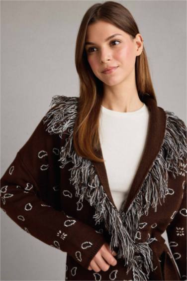 جاكيت تريكو طويل مكشكش قصة عادية