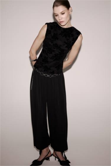 بلوزة توب فلورال كت سليم فيت بياخة مستديرة