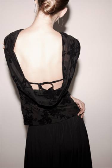 بلوزة توب فلورال كت سليم فيت بياخة مستديرة