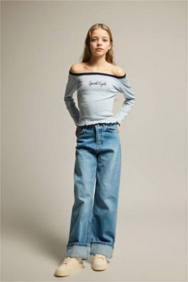 Лонгслив с вырезом кармен и надписью для девочек