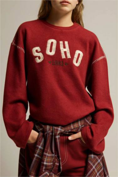 تيشيرت بناتي كم طويل بطبعة شعار برقبة مستديرة