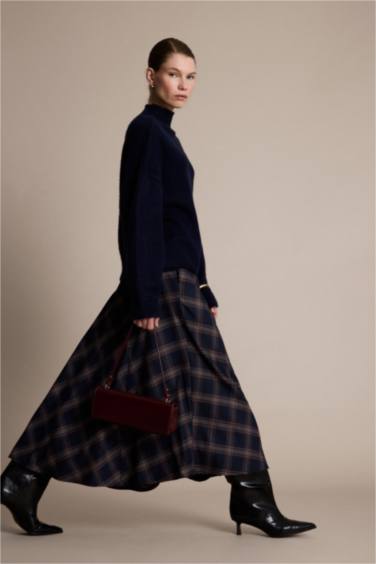 تنورة ميدي كاروهات بقصة A بخصر عادي