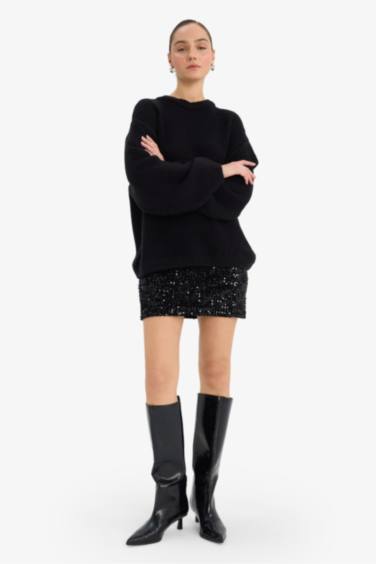 تنورة قصيرة بالترتر بنسل بخصر عادي مبطن