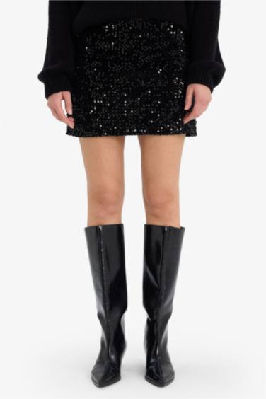 تنورة قصيرة بالترتر بنسل بخصر عادي مبطن