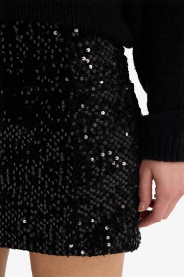 تنورة قصيرة بالترتر بنسل بخصر عادي مبطن