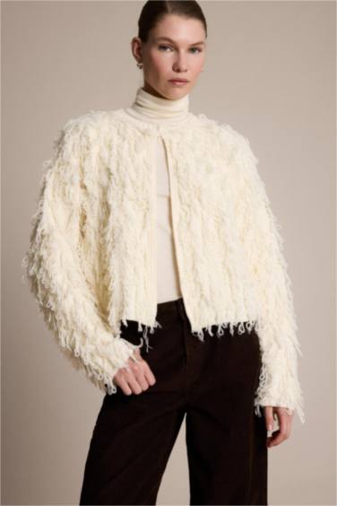 جاكيت تريكو مكشكش قصة عادية بياخة مستديرة