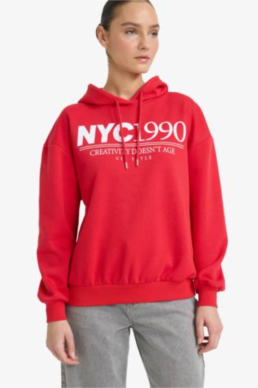 سويت شيرت مطبوع قصة مريحة بغطاء للرأس بجيب