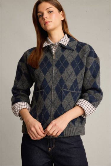 Fitted Diamond Patterned Zippered Cardigan