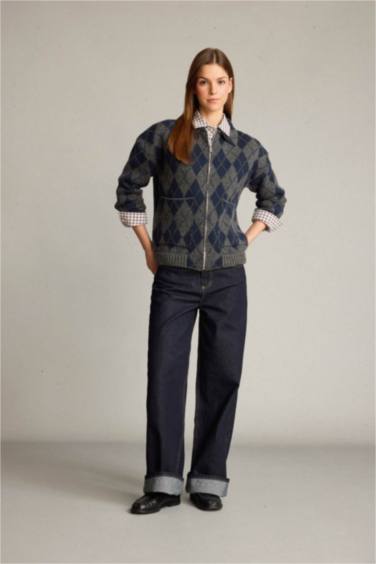 Fitted Diamond Patterned Zippered Cardigan