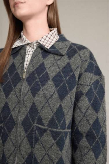Fitted Diamond Patterned Zippered Cardigan