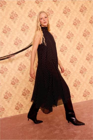 Degaje Yaka Puantiyeli Şifon Midi Elbise