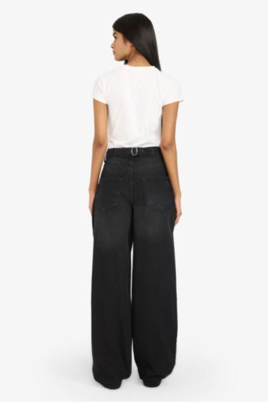 بنطلون جينز باجي فيت وخصر عالي