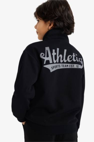 سويت شيرت ولادي قصة عادية بياخة عالية بسحاب