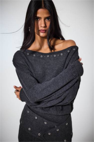 تيشيرت ردن طويل قصة فضفاضة وكتف مكشوف