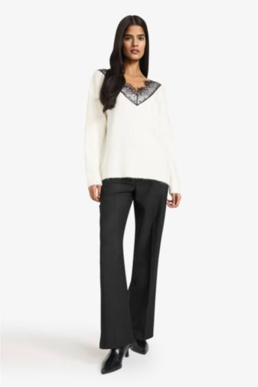 بلوز صوف قصة عادية بياخة مستديرة وتفاصيل دانتيل