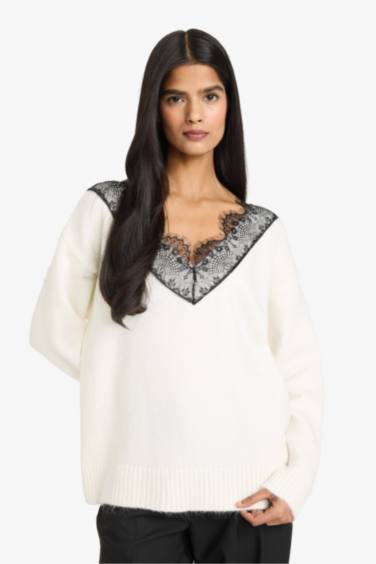 بلوز صوف قصة عادية بياخة مستديرة وتفاصيل دانتيل