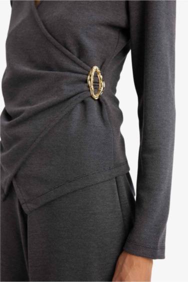 Regular Fit Wrap Yaka Aksesuar Detaylı Uzun Kollu Bluz