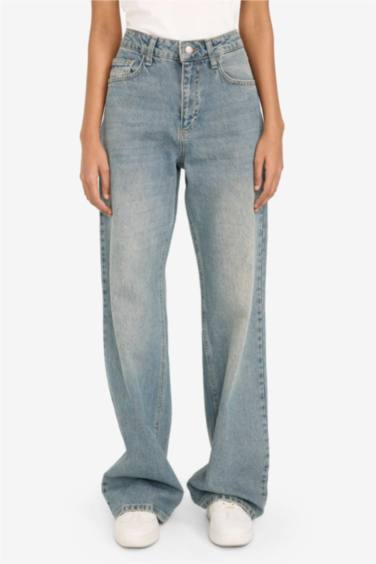 بنطرون جينز قصة مستقيمة واسعة وخصر عالي