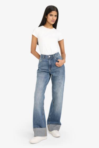 بنطرون جينز قصة مستقيمة واسعة وخصر عادي