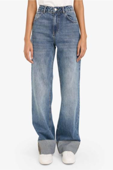 بنطرون جينز قصة مستقيمة واسعة وخصر عادي