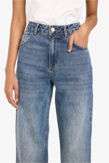 بنطرون جينز قصة مستقيمة واسعة وخصر عادي