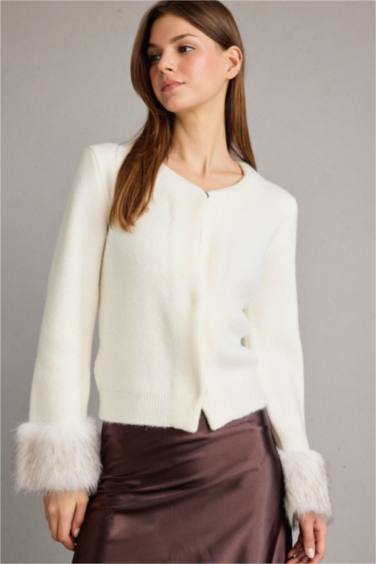 جاكيت برقبة مستديرة وتفاصيل فرو صناعي