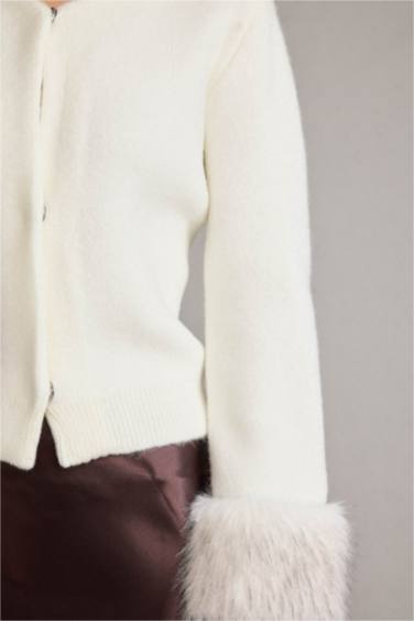 جاكيت برقبة مستديرة وتفاصيل فرو صناعي