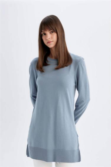 Свитер стандартного кроя с круглым вырезом