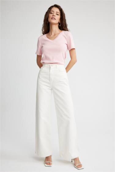 تيشيرت قطن بيزك سليم فيت بياقة V نص كم