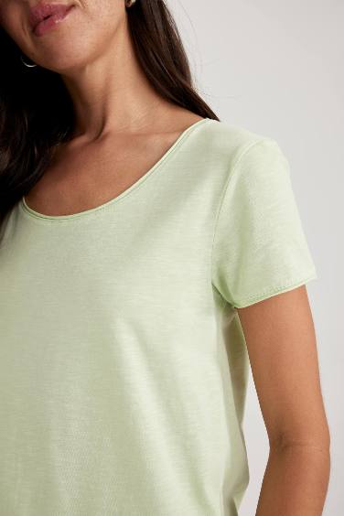 Футболка з коротким рукавом стандартного крою з круглим вирізом для жінок