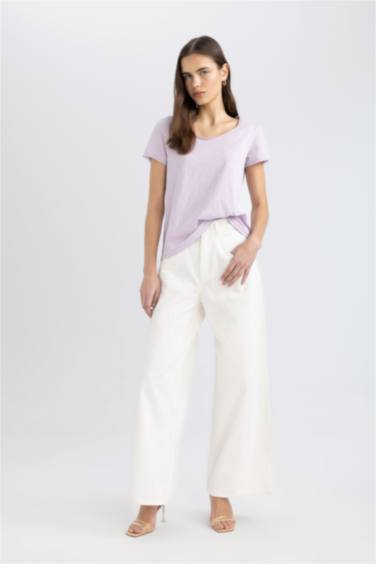 تيشيرت نص كم برقبة V وقصة عادية