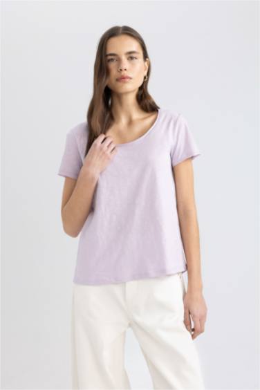 تيشيرت نص كم برقبة V وقصة عادية