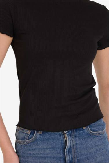 تيشيرت نص ردن مضلع سليم فيت بياخة مستديرة