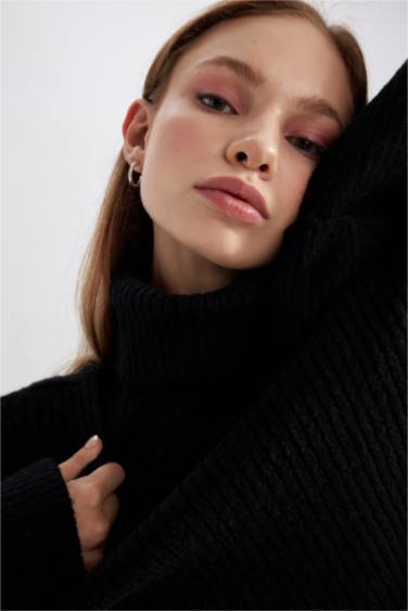 Свитер оверсайз с воротником