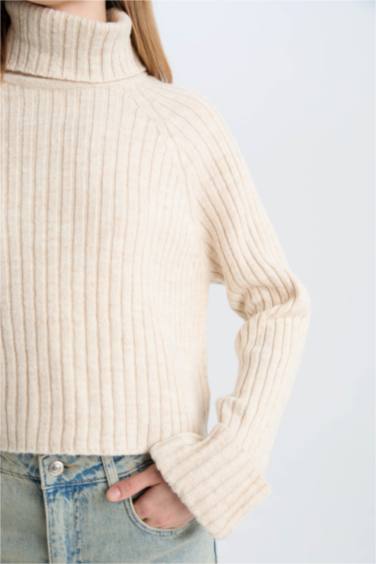 بلوفر تريكو واسع برقبة عالية