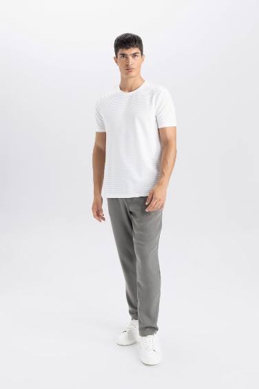 Базовая футболка приталенного кроя с круглым вырезом