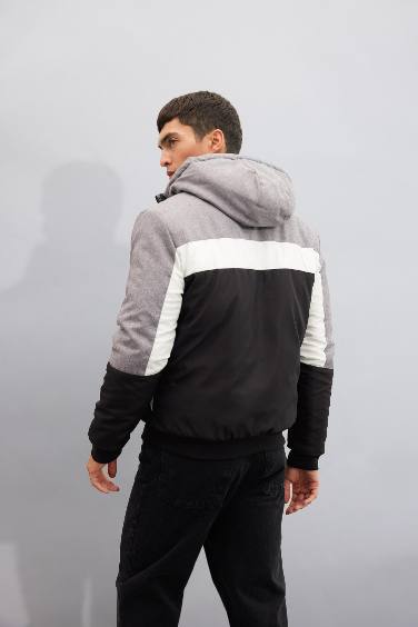 Slim Fit Dar Kesim Renk Bloklu Astarlı Kapüşonlu Fermuarlı Cepli Şişme Mont