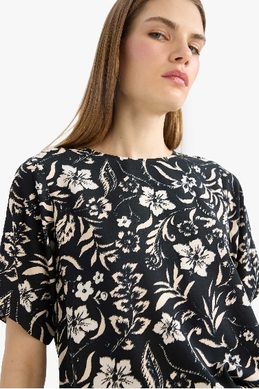 بلوزة نص كم مطبوعة قصة عادية برقبة مستديرة