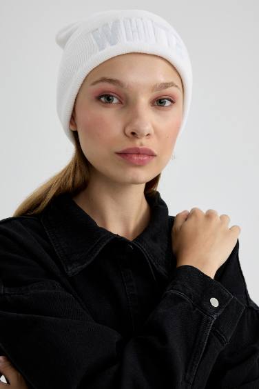 Women Slogan Embroidered Knitwear Beret