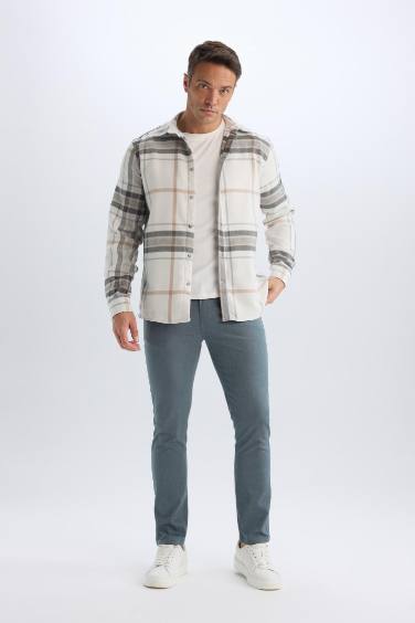 Pantalon chino en toile coupe slim avec poches