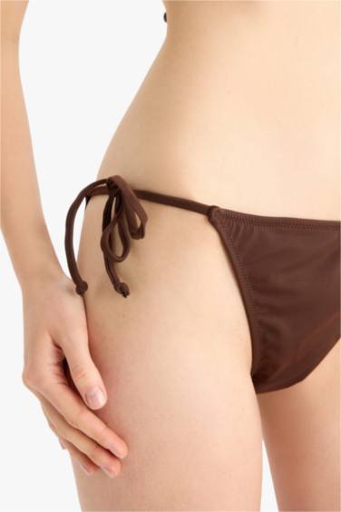 كلوت بيكيني قصة عادية من Fall in Love