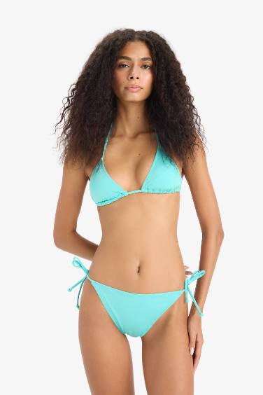 بيكيني سفلي قصة عادية من Fall in Love