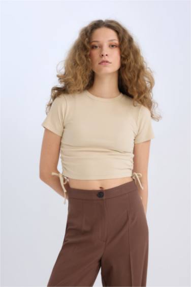 дөңгелек жаға тоқылған Қысқа жеңді футболка