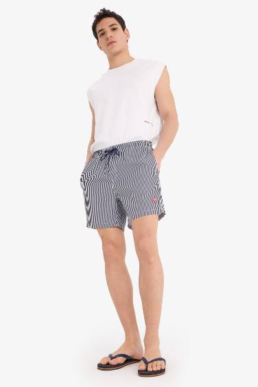 شورت بحر قصير مخطط ببطانة شبيكة