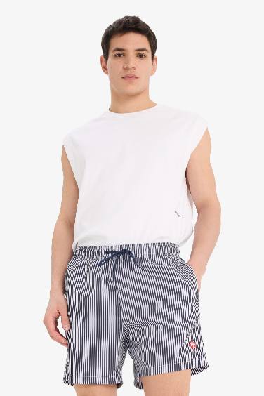 شورت بحر قصير مخطط ببطانة شبيكة