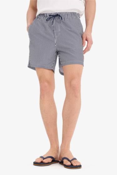 شورت بحر قصير مخطط ببطانة شبيكة