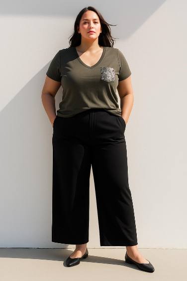 Regular Fit V Yaka Cepli Kısa Kollu Tişört