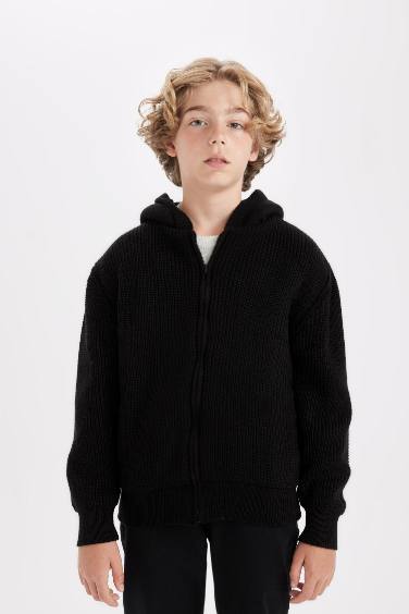 Cardigan noir en tricot basique avec capuche et intérieur en polaire à fermeture éclair