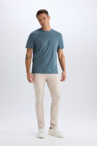 Базовая футболка стандартного кроя с круглым вырезом