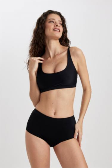 كلوت بكيني قصة عادية من Fall in Love